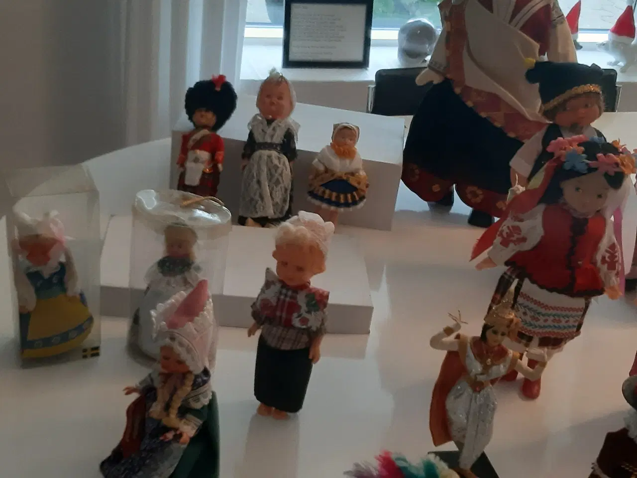Billede 2 - 22 dukker i forskellige national dragter