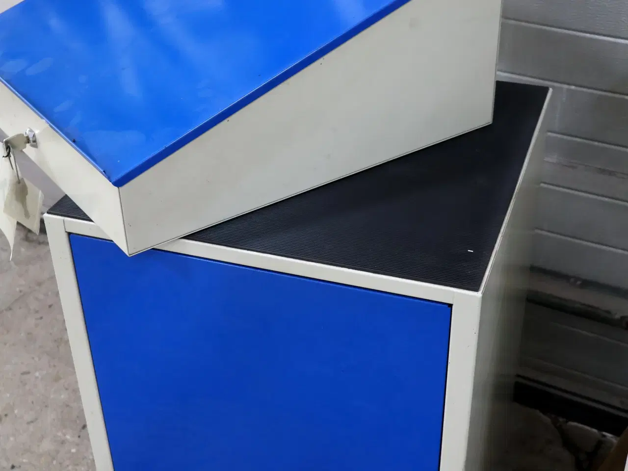 Billede 4 - Blika Metal værkstedsskab m/låse og 6 nøgler