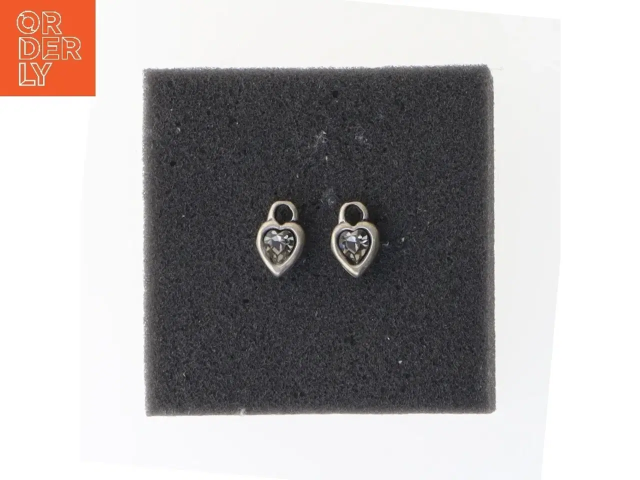 Billede 1 - Hjerteformede vedhæng fra DYRBERG KERN (str. 1,5 cm)