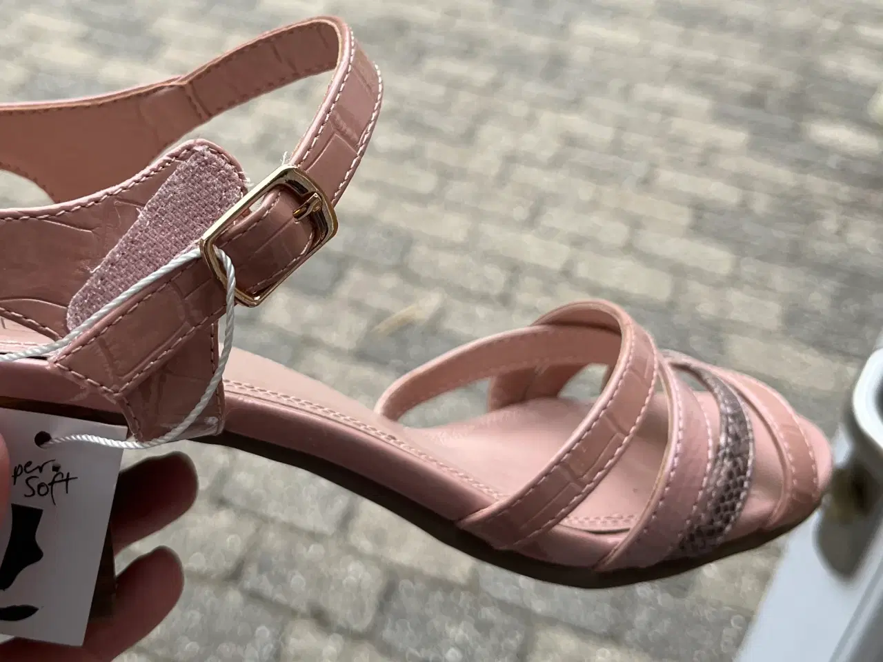 Billede 3 - B&CO sandal med lille hæl