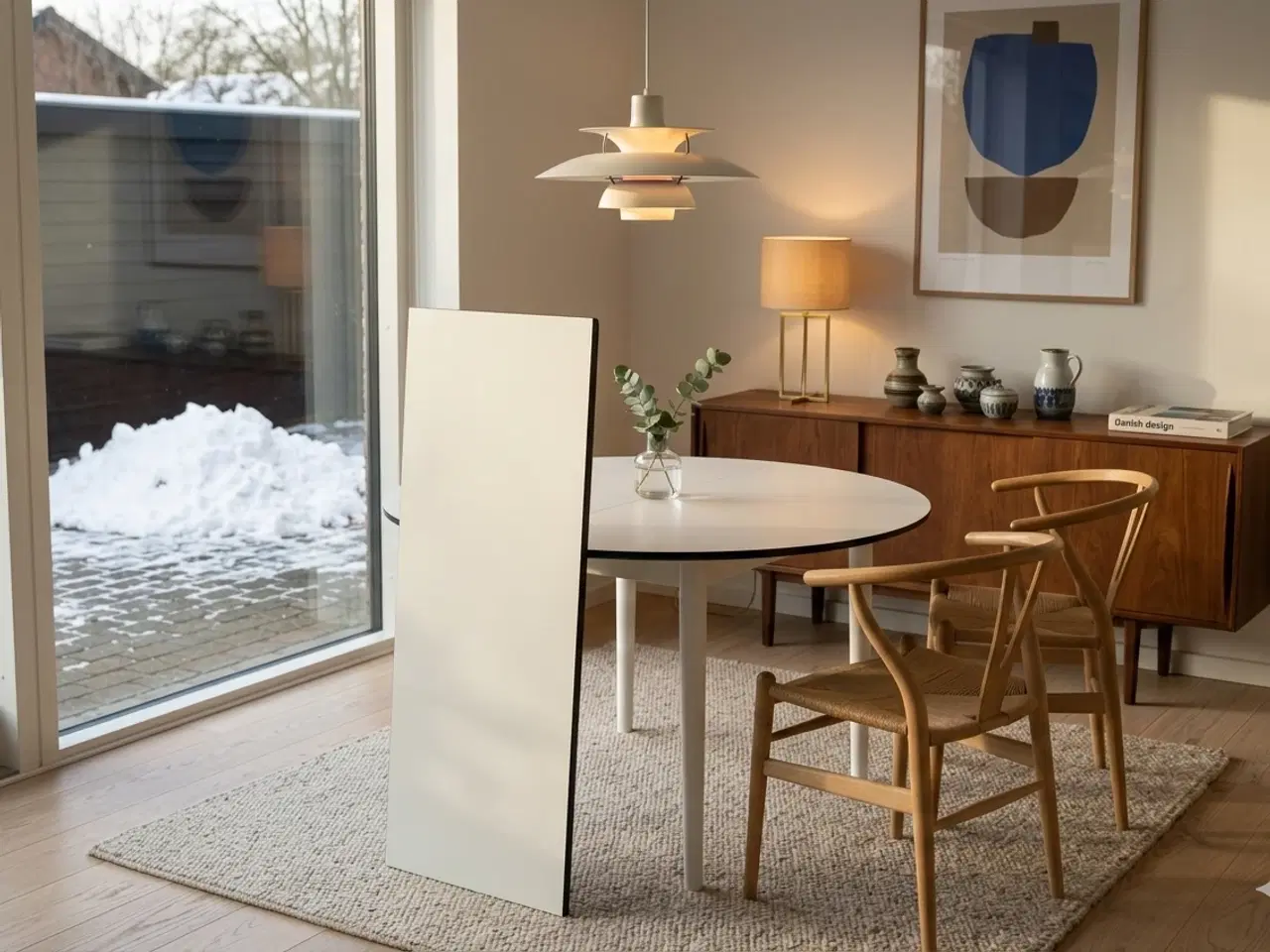 Billede 1 - Hvidtrundt laminat spisebord med tillægsplade