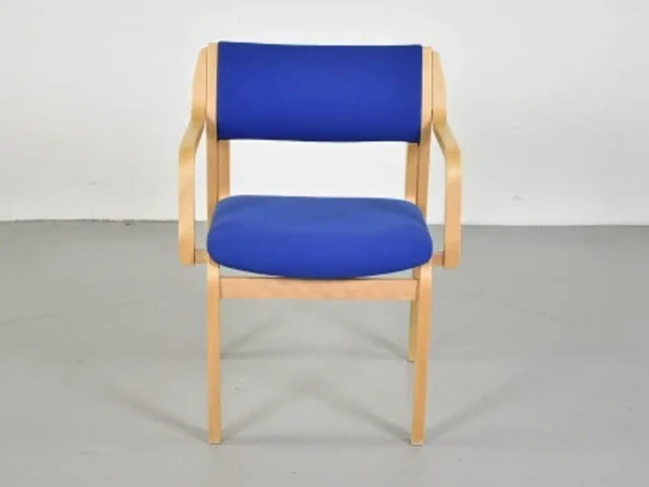 Billede 1 - Farstrup konference-/mødestol i bøg med blåt polster, med armlæn