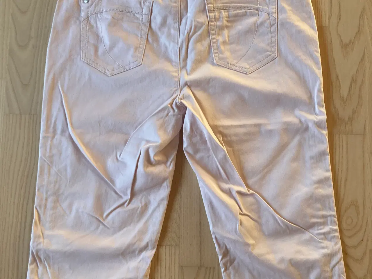 Billede 3 - Rosa-farvede Capri-shorts (3/4 lange) str 44