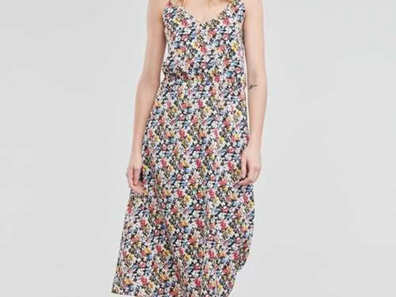 Billede 3 - FLOT LANG BLOMSTRET KJOLE