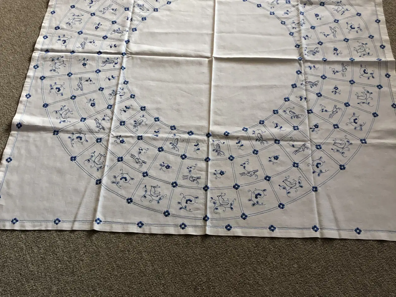 Billede 5 - Broderet dug.  -  Passer til mågestel.