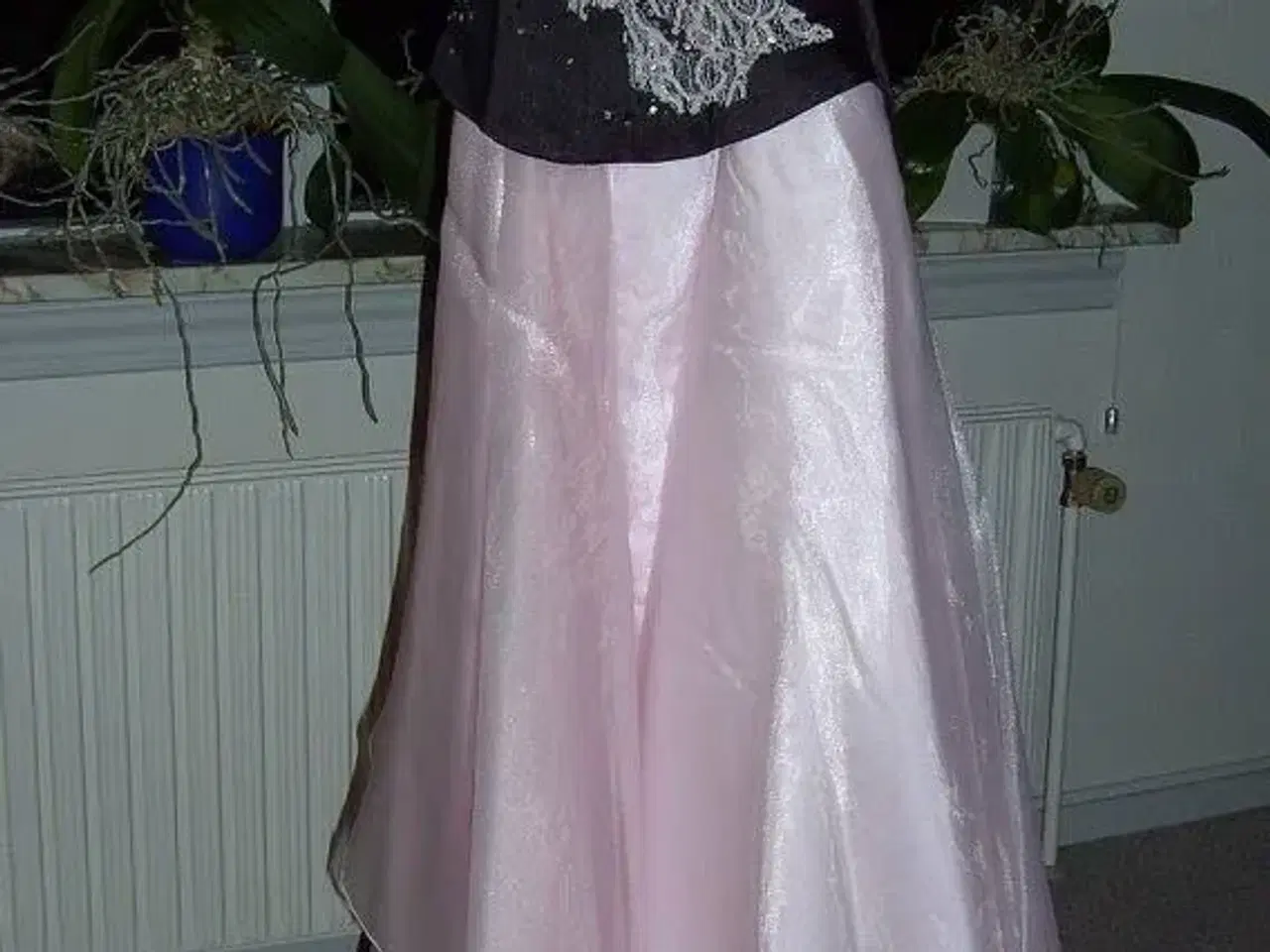 Billede 1 - Utrolig flot kjole m/ tilhørende sjal