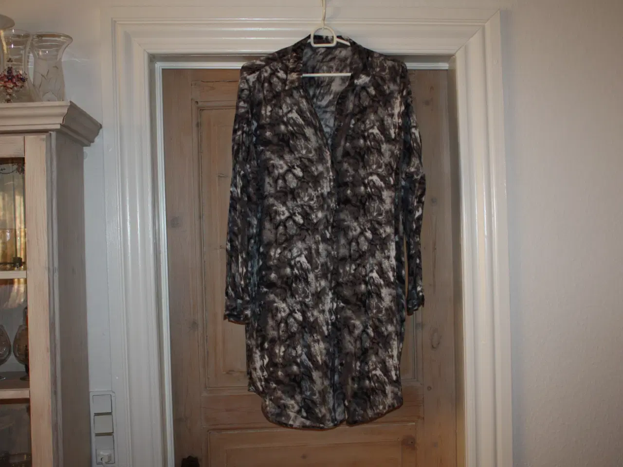 Billede 1 - Blusekjole str. ca 40 hofter 104 cm