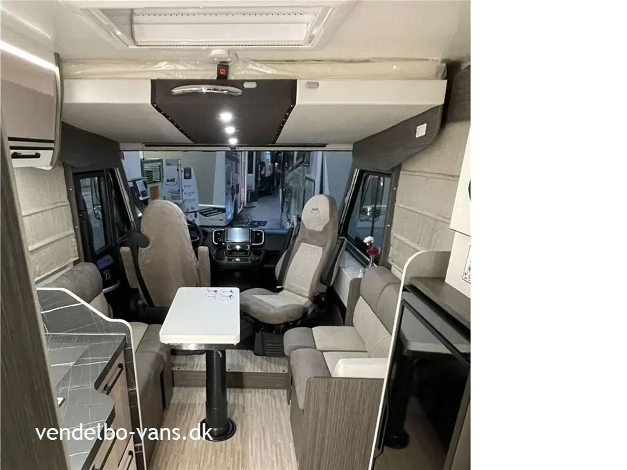 Billede 23 - 2026 - McLouis Nevis Lounge og stor højdejusterbar dobbeltseng bag + dobbeltseng foran