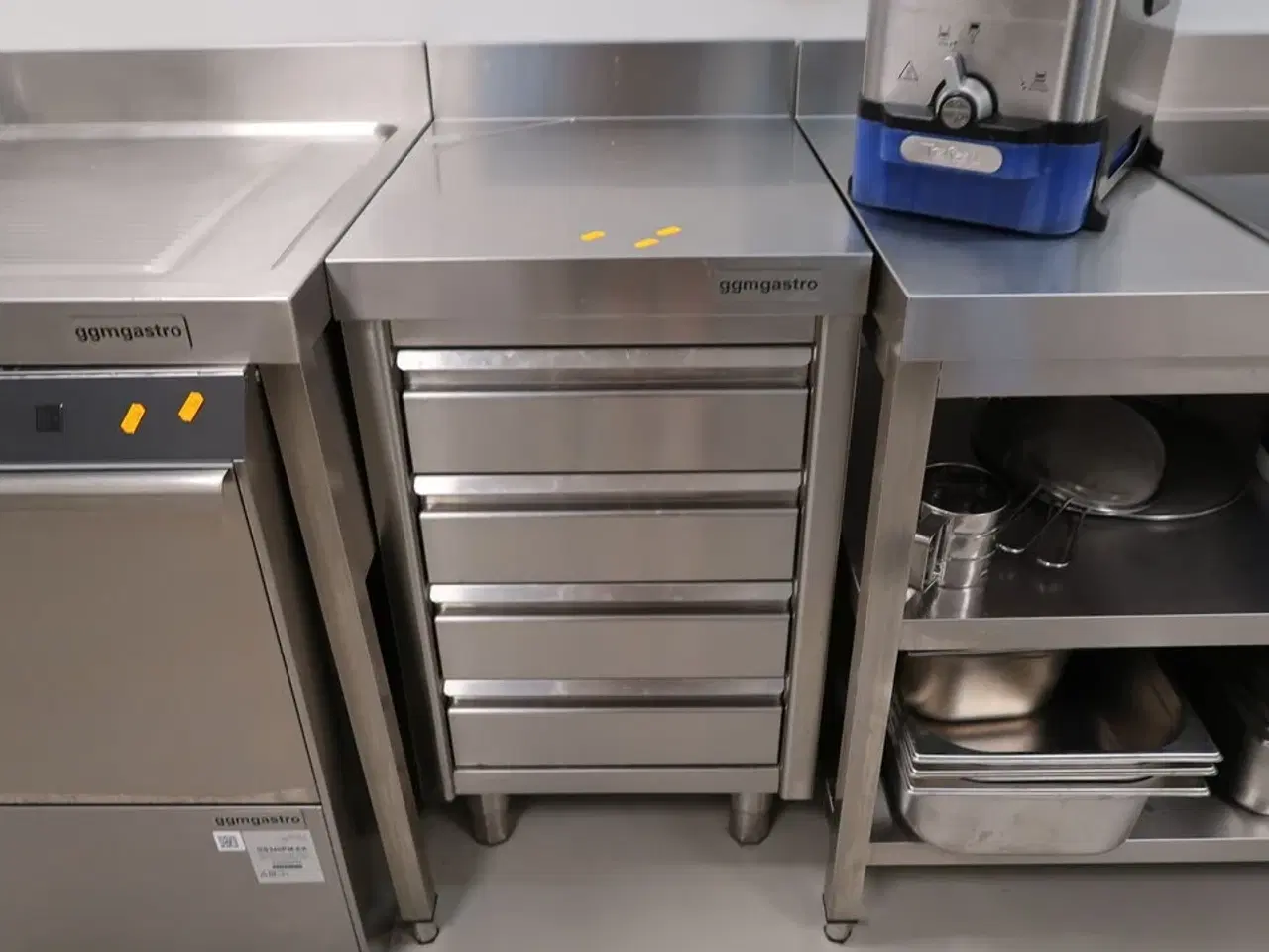 Billede 1 - Rustfri opbevaringsbord GGM GASTRO med indhold (uden maskiner)