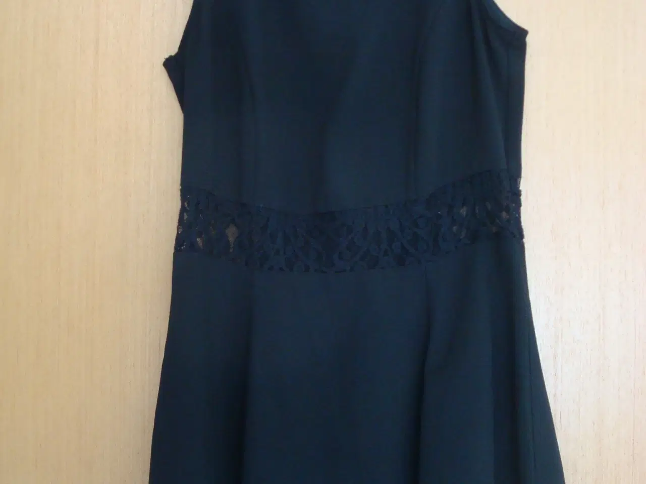 Billede 1 - Kjole med blonde str. 36 Divided