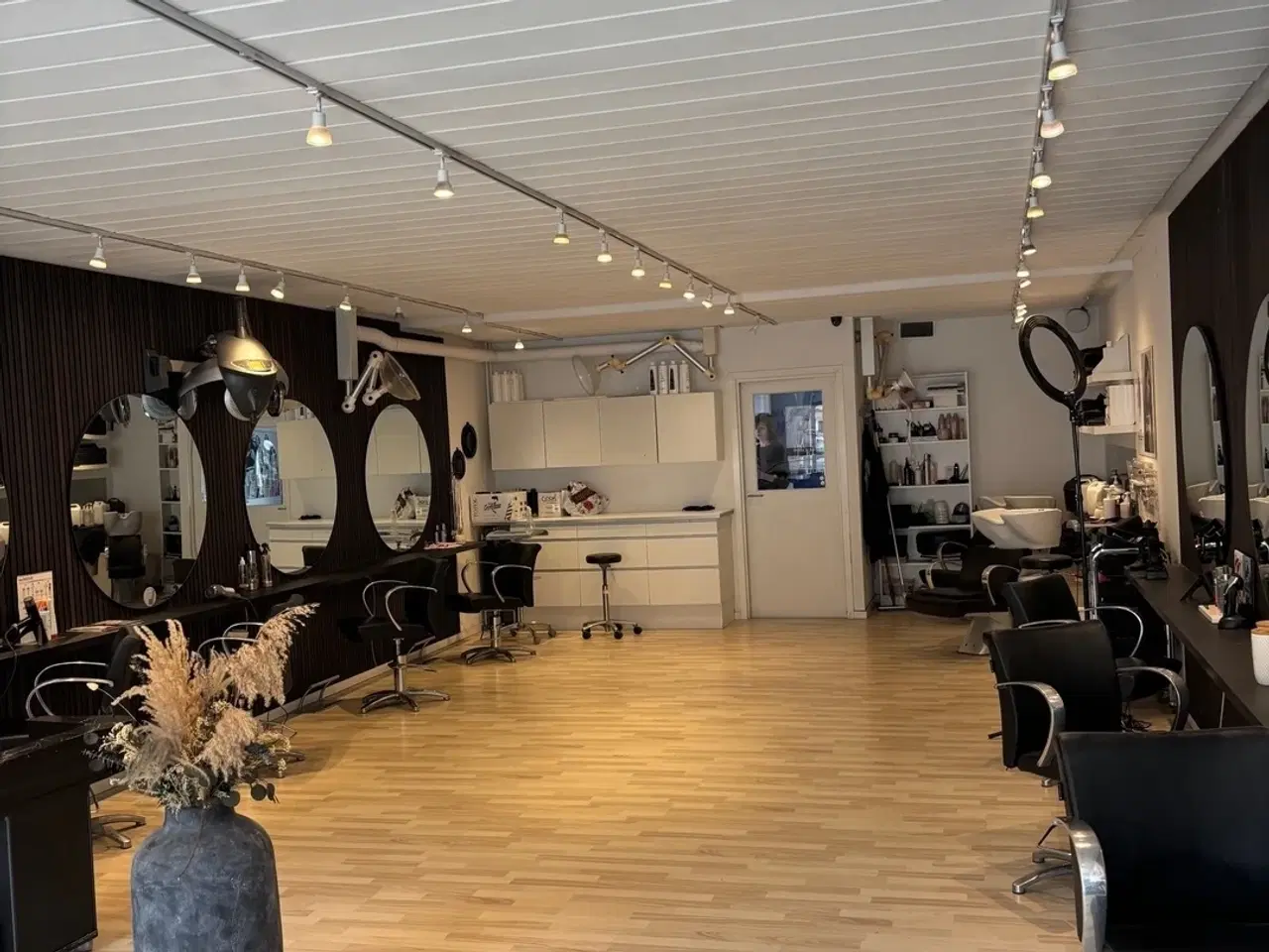 Billede 2 - Moderne butikslokaler p.t. frisør og klinik