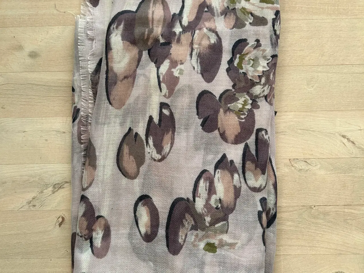 Billede 10 - Strikbluser, bukser, tørklæder mv. i str. 42-46