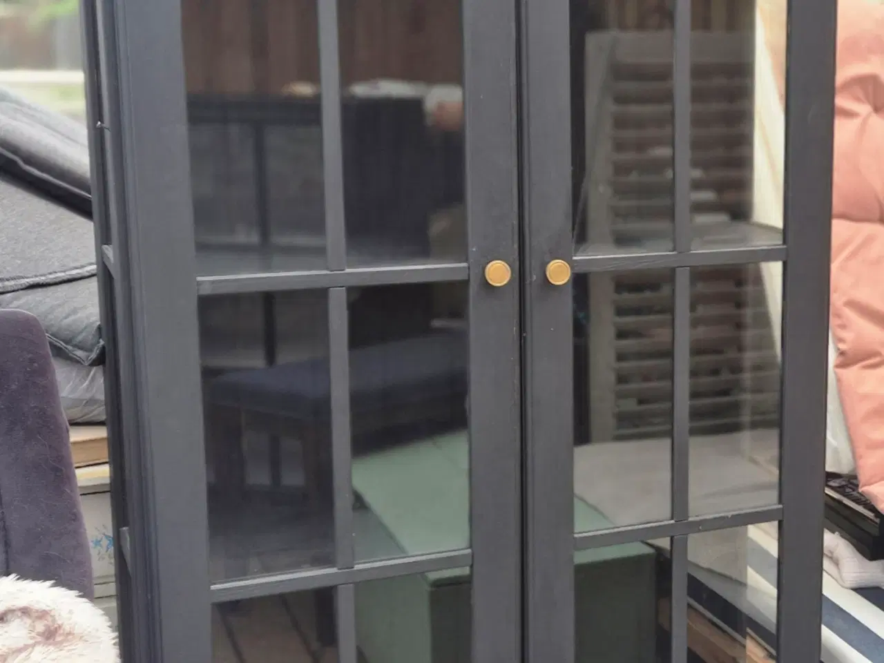 Billede 1 - Vitrine skab med glas i begge låger og sider –