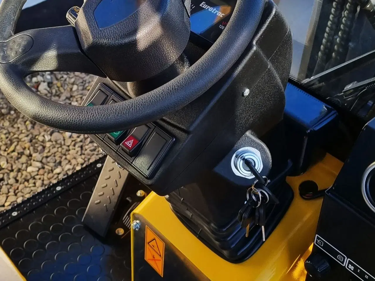 Billede 17 - Eurotrac W12S / lukket kabine / fabriksny / skovl & gafler / Kubota motor