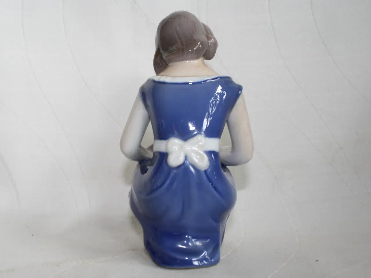 Billede 6 - Pige med due, figur fra Bing & Grøndahl 