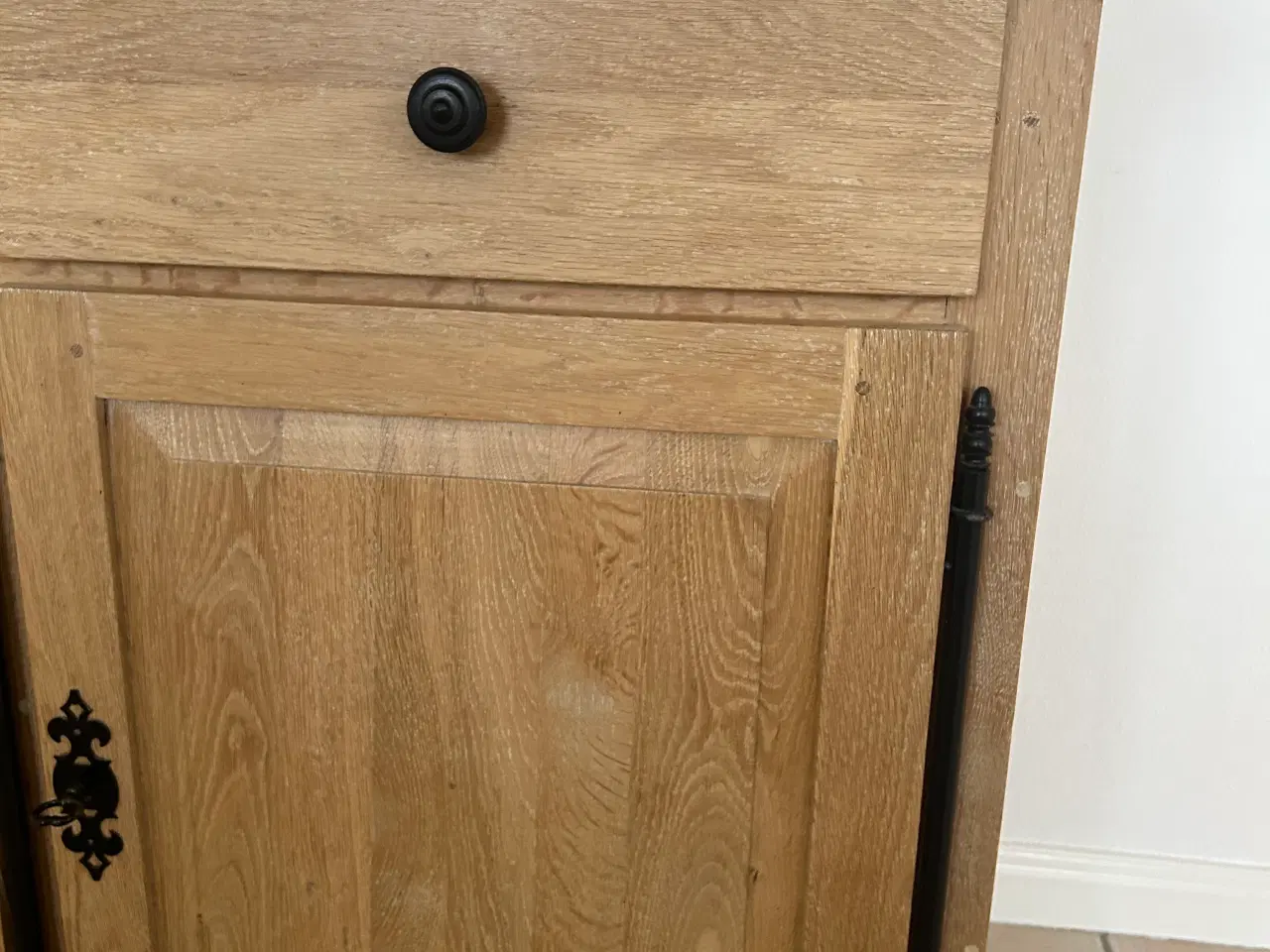 Billede 3 - Massiv egeskænk lavet af en snedker