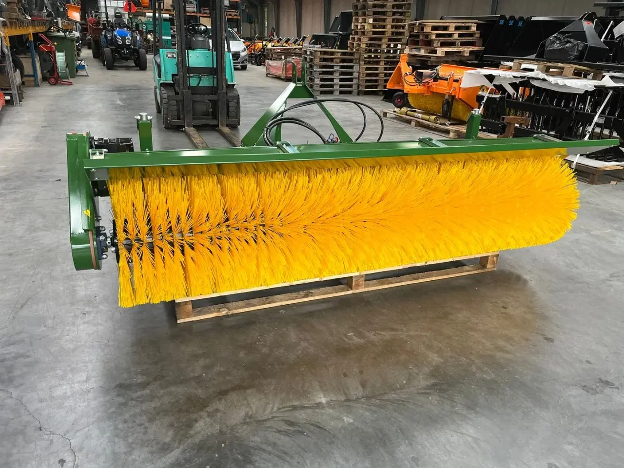 Billede 5 - Thyregod TK 2800 med nylon børster og hydraulisk sving. brede 2800 og feje brede 2500