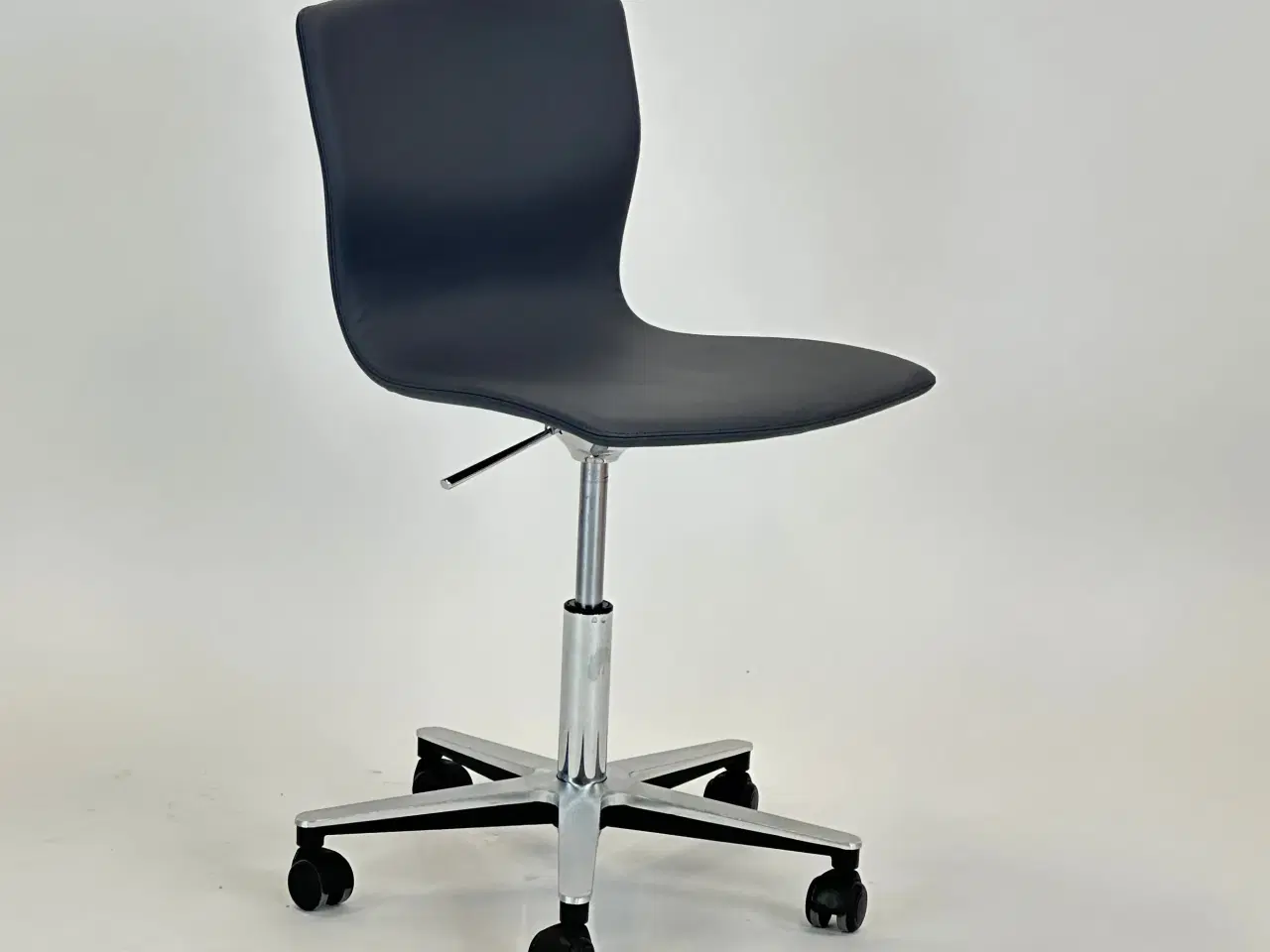 Billede 1 - Butterfly swivel fra Magnus Olesen (Grå kunstlæder)
