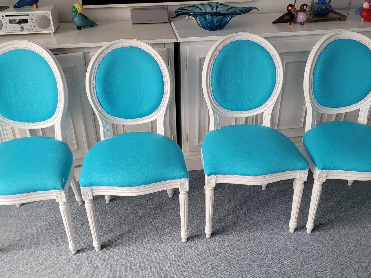 Billede 2 - Nyombetrukne hvide spisebordstole fra ILVA