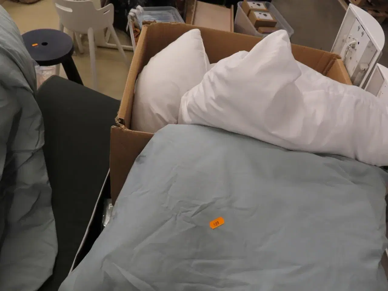 Billede 14 - Blandet lot med alt på og under bordet (bord medfølger ikke)