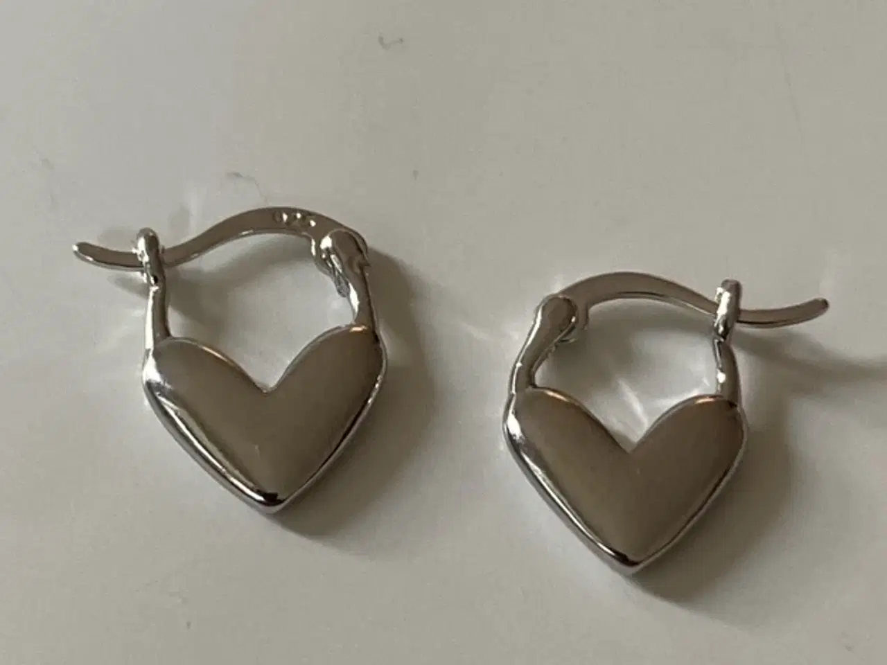 Billede 1 - * Sterlingsølv; Smukke hjerte-øreringe