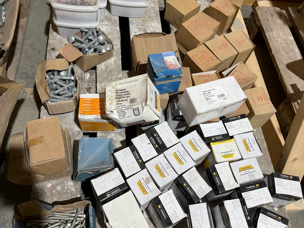 Billede 2 - Søm skruer og beslag