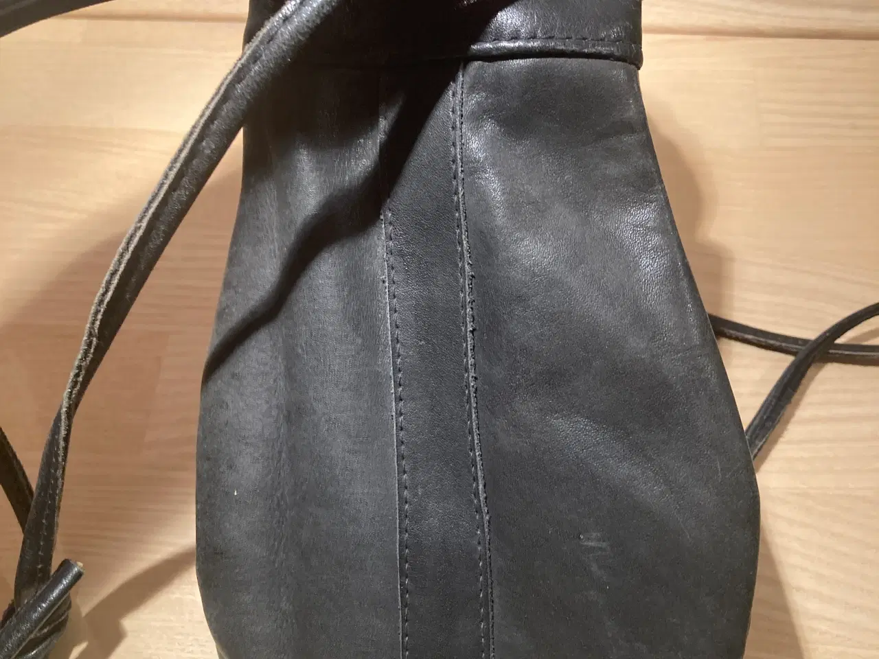 Billede 5 - Lækker lille “tobakspungs” skuldertaske