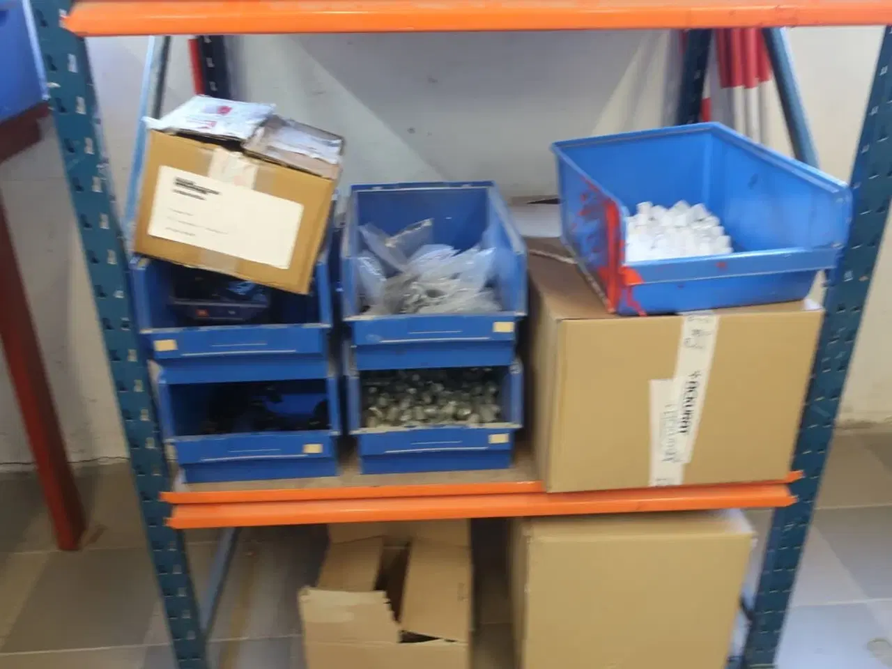 Billede 2 - Reol med div. Bolte m.m.