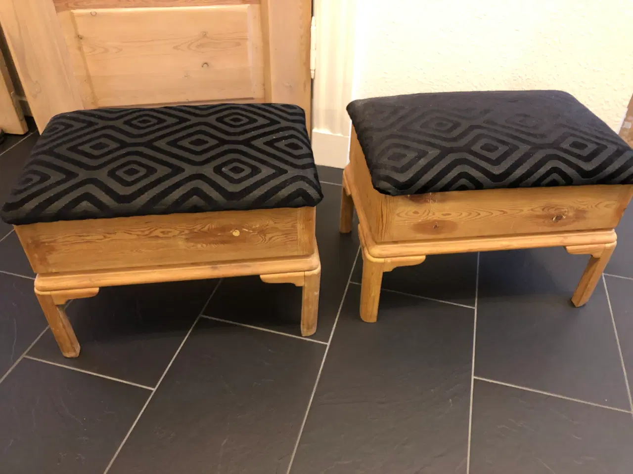 Billede 1 - 2 skamler i fyrretræ med opbevaring