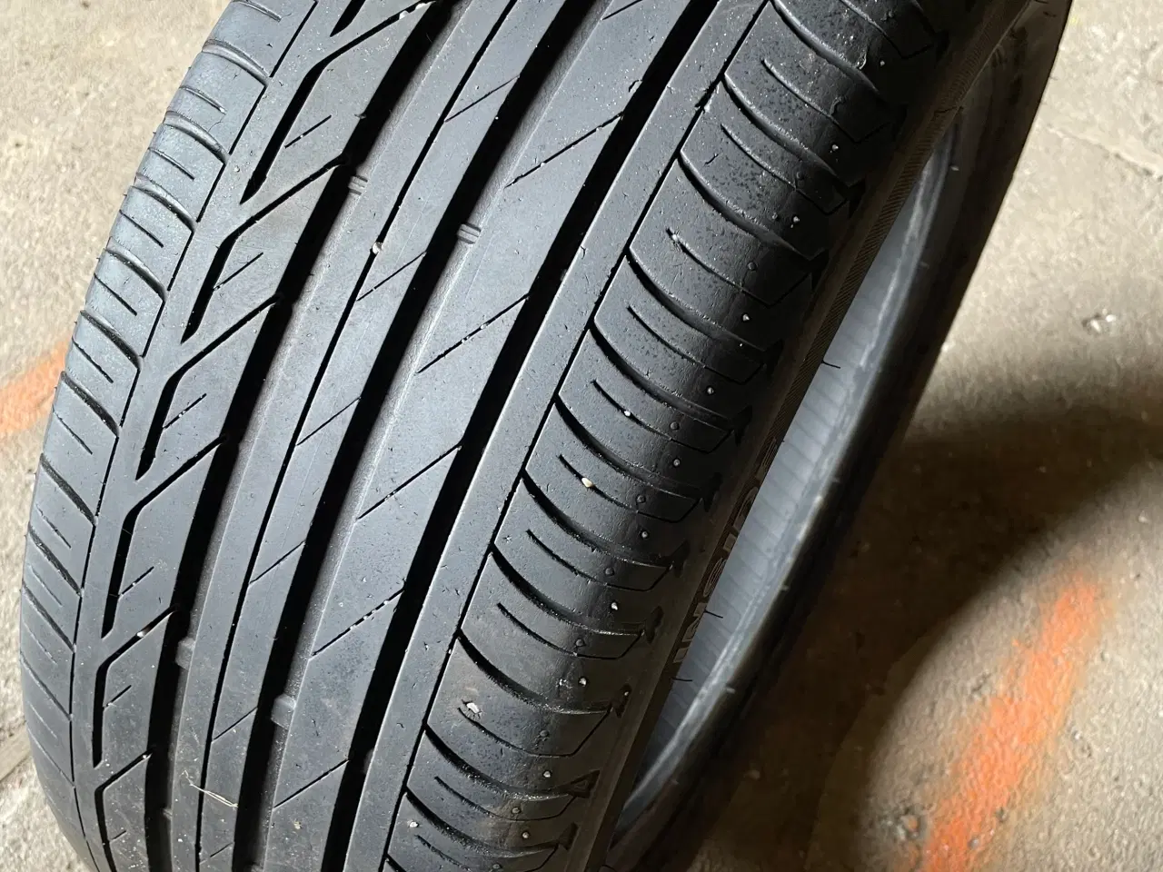 Billede 2 - 17 Bridgestone 225/55r17 Ref.J21 Sommer