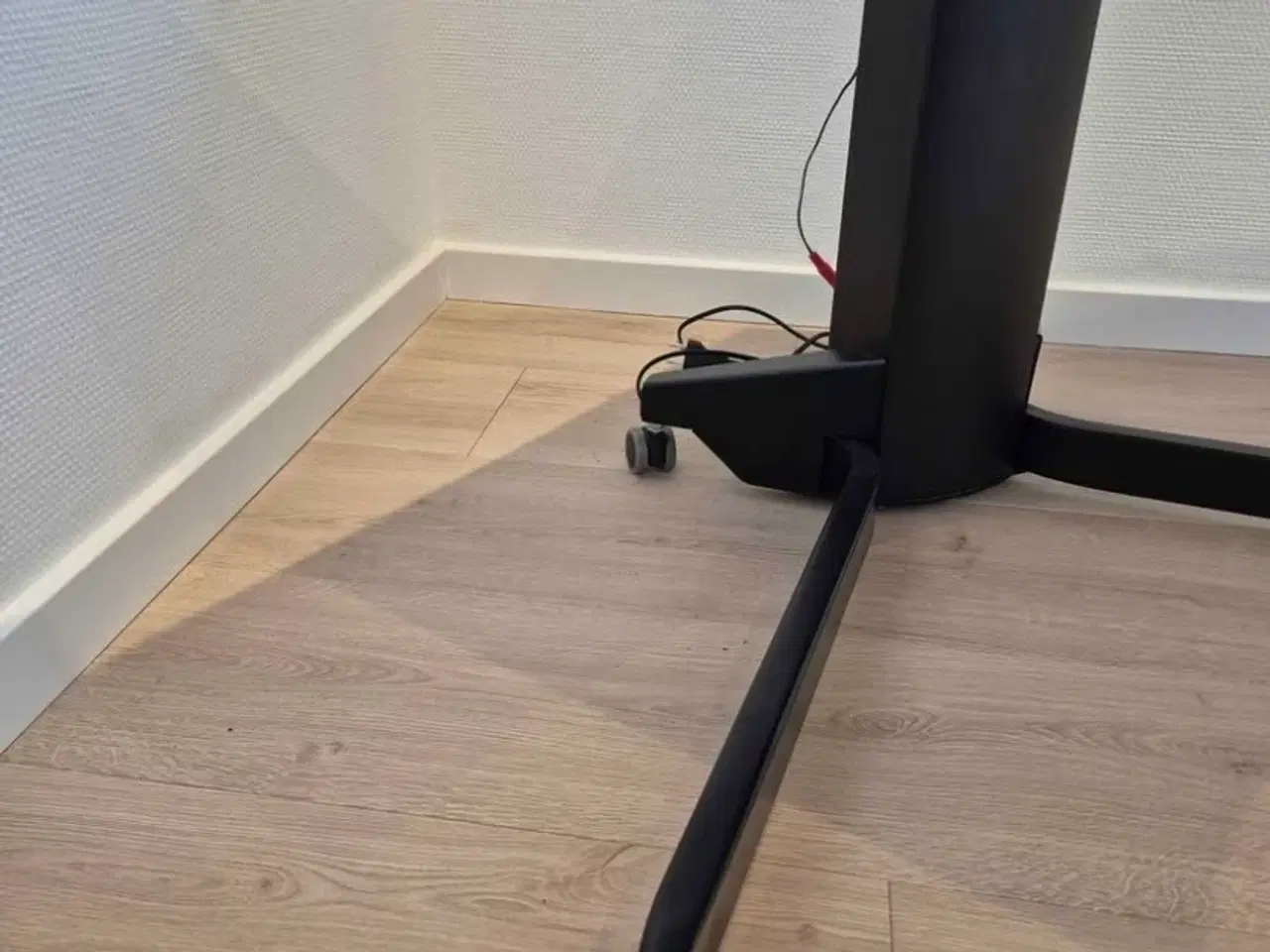 Billede 8 - Hæve-/sænkebord med sort stel