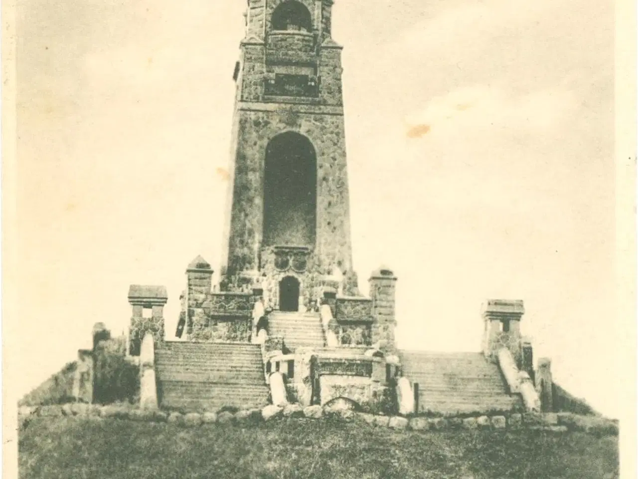 Billede 1 - Knivsbjerg Monumentet. 1935