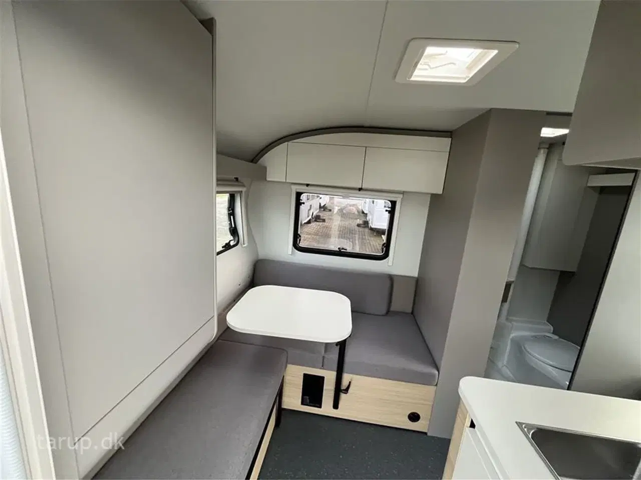 Billede 7 - 2026 - Adria Action 391 PD   Tværstillet dobbeltseng, L-siddegruppe, LED-kanallys, TV-holder,  alufælge, panorama-vindue, stort køleskab, el-gulv-varme, Truma Combi 4