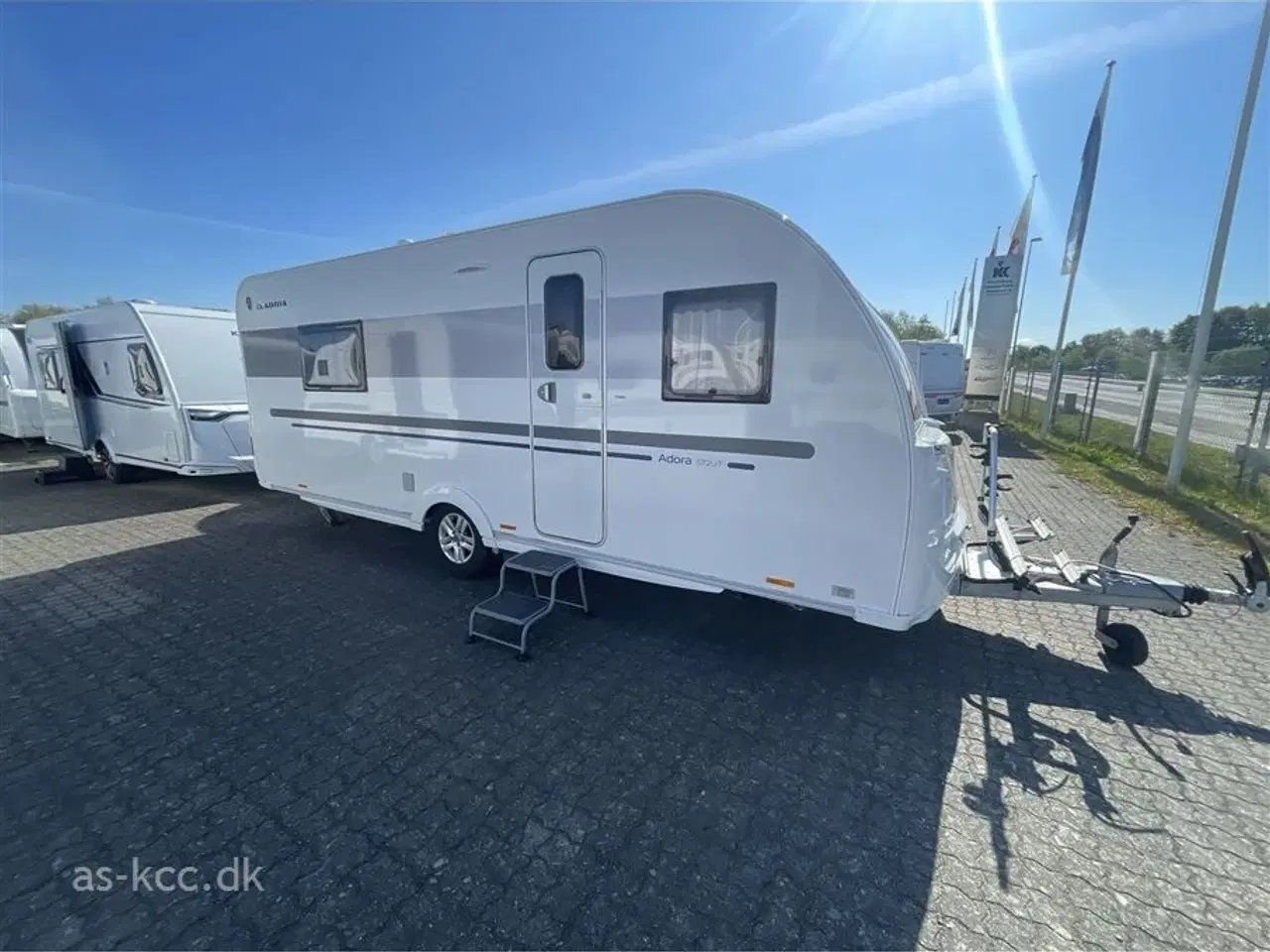 Billede 1 - 2021 - Adria Adora 572 UT   Adria Adora 572 UT årg. 2021 incl, mover, Isabella Sun Shine, cykelstativ 4 sovepladser, 5 siddepladser