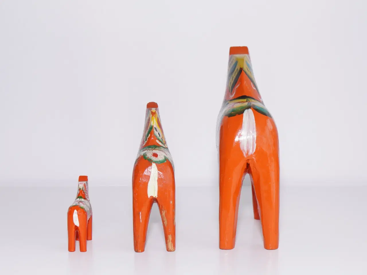 Billede 10 - 3 Dalarheste håndskåret i træ og håndmalet