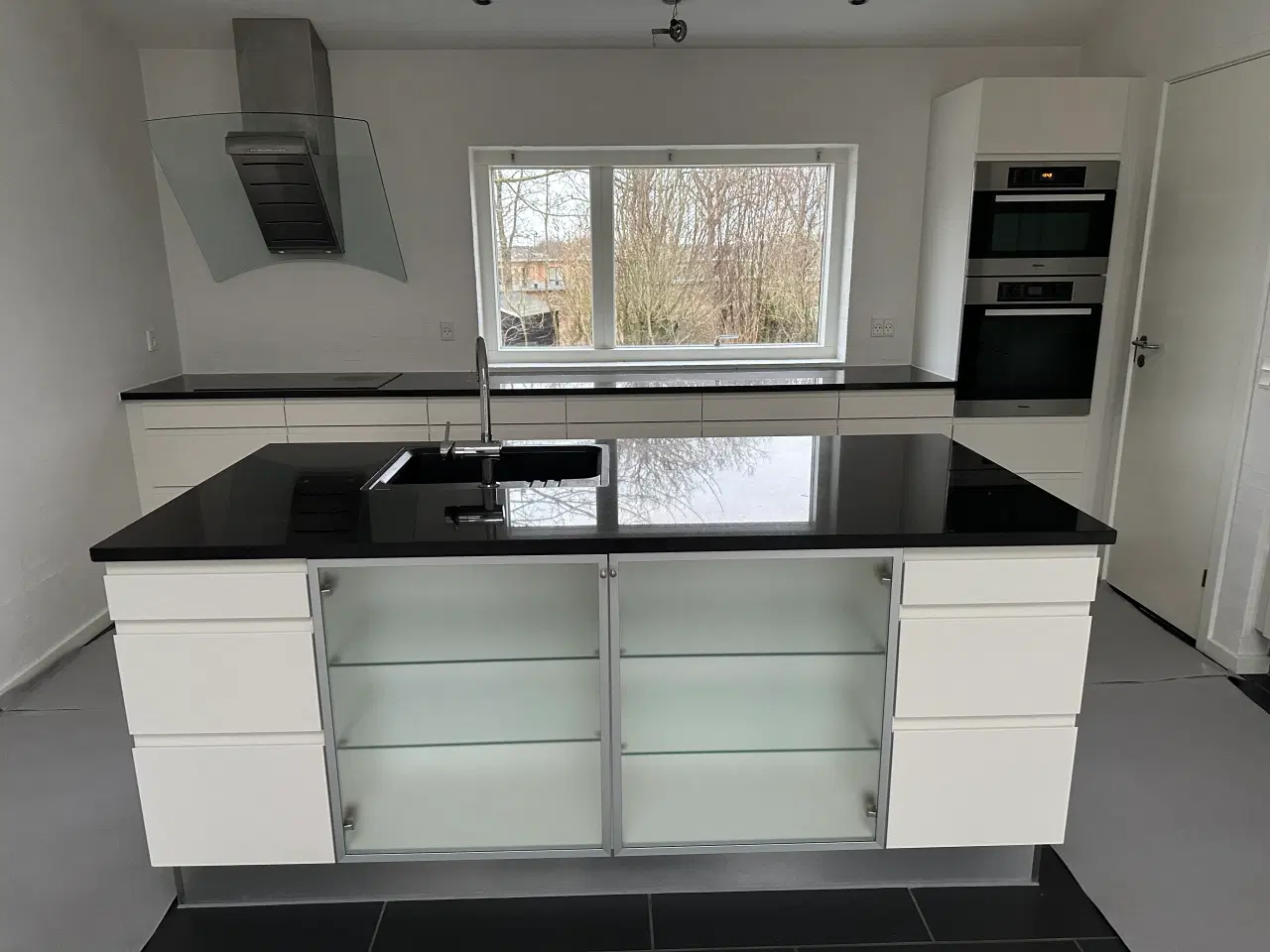 Billede 1 - HTH køkken i tidsløst design til salg