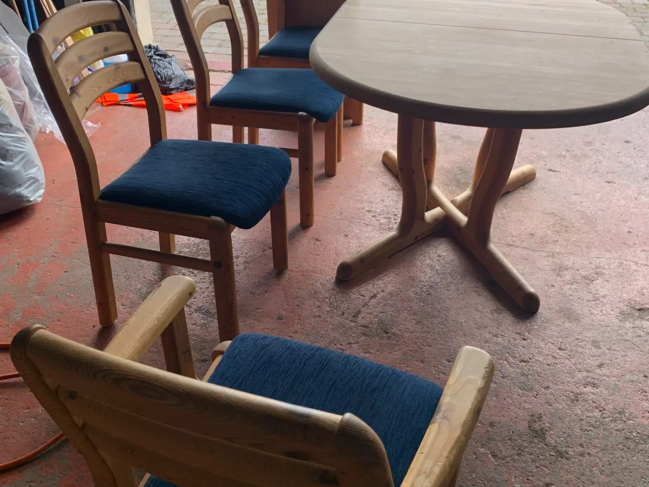 Billede 4 - Spisebord + 6  stole h 74 cm L 140 B 100 cm 