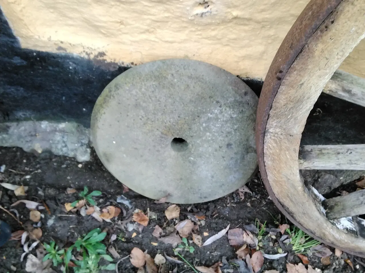 Billede 5 - Vognhjul, trækåg, slibesten, staldvindue, støbejer