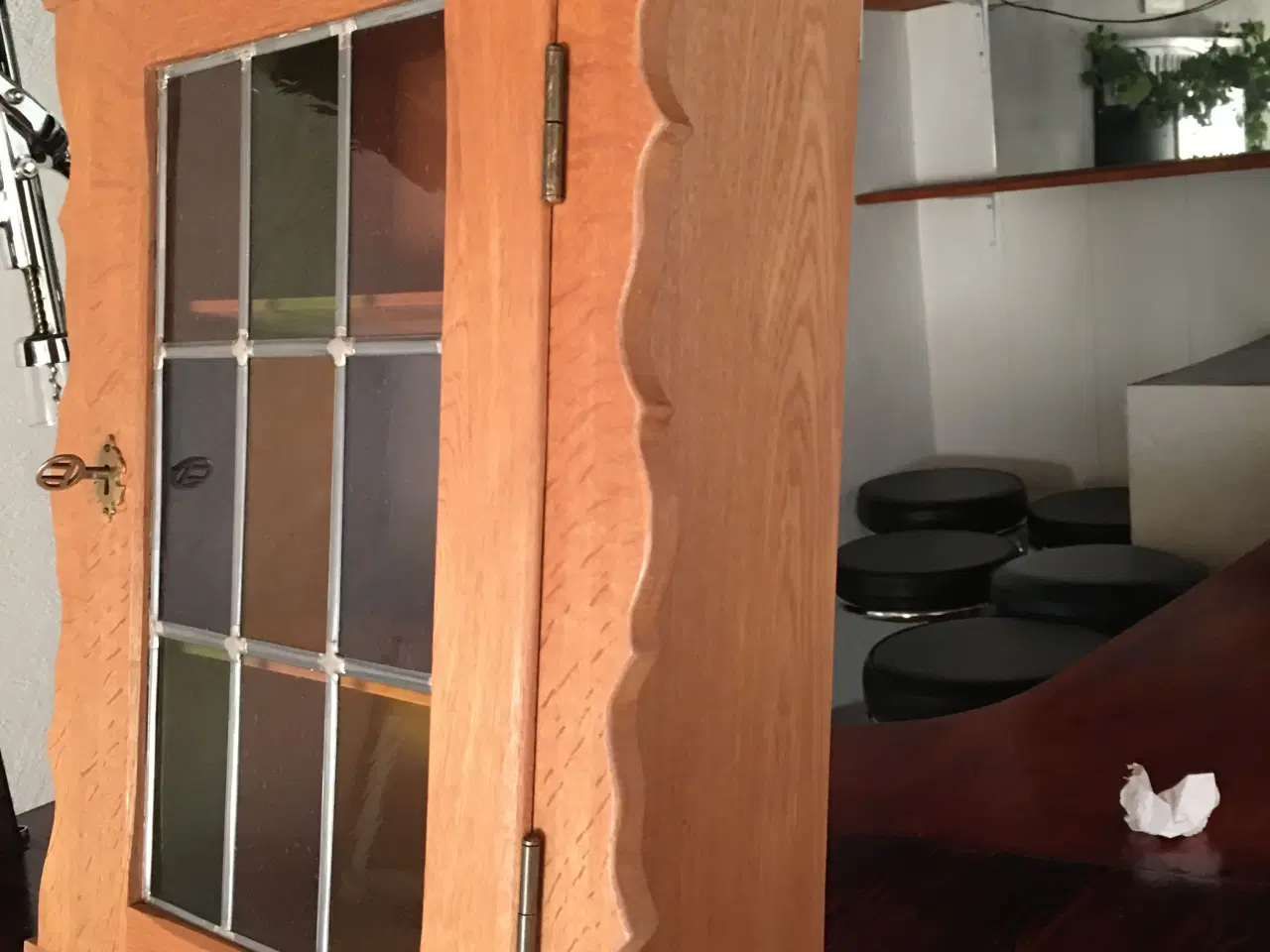 Billede 3 - Væghængt lille skab med blyindg. ruder