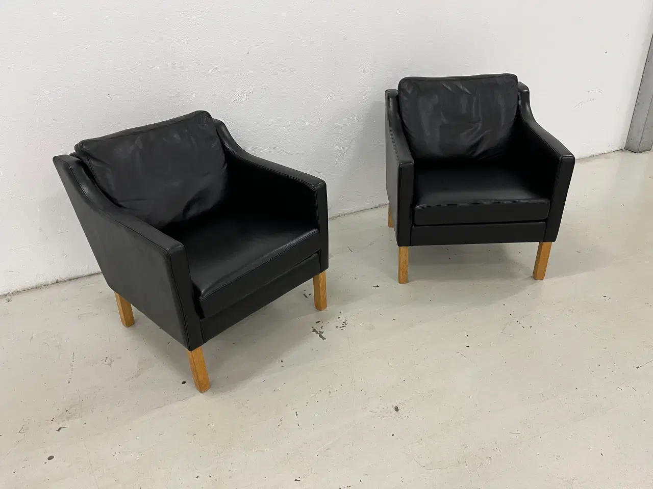 Billede 2 - Nielaus lounge stole i sort semi anilin læder.