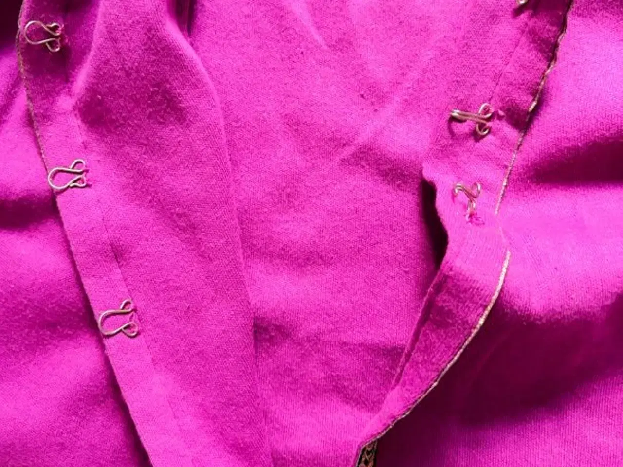 Billede 3 - Sæt med jakke og bukser. Gyldne bånd