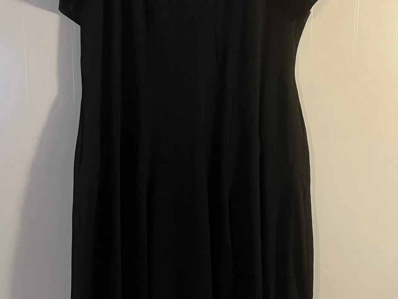 Billede 4 - Rigtig flot sort kjole i jersey fra Linea G