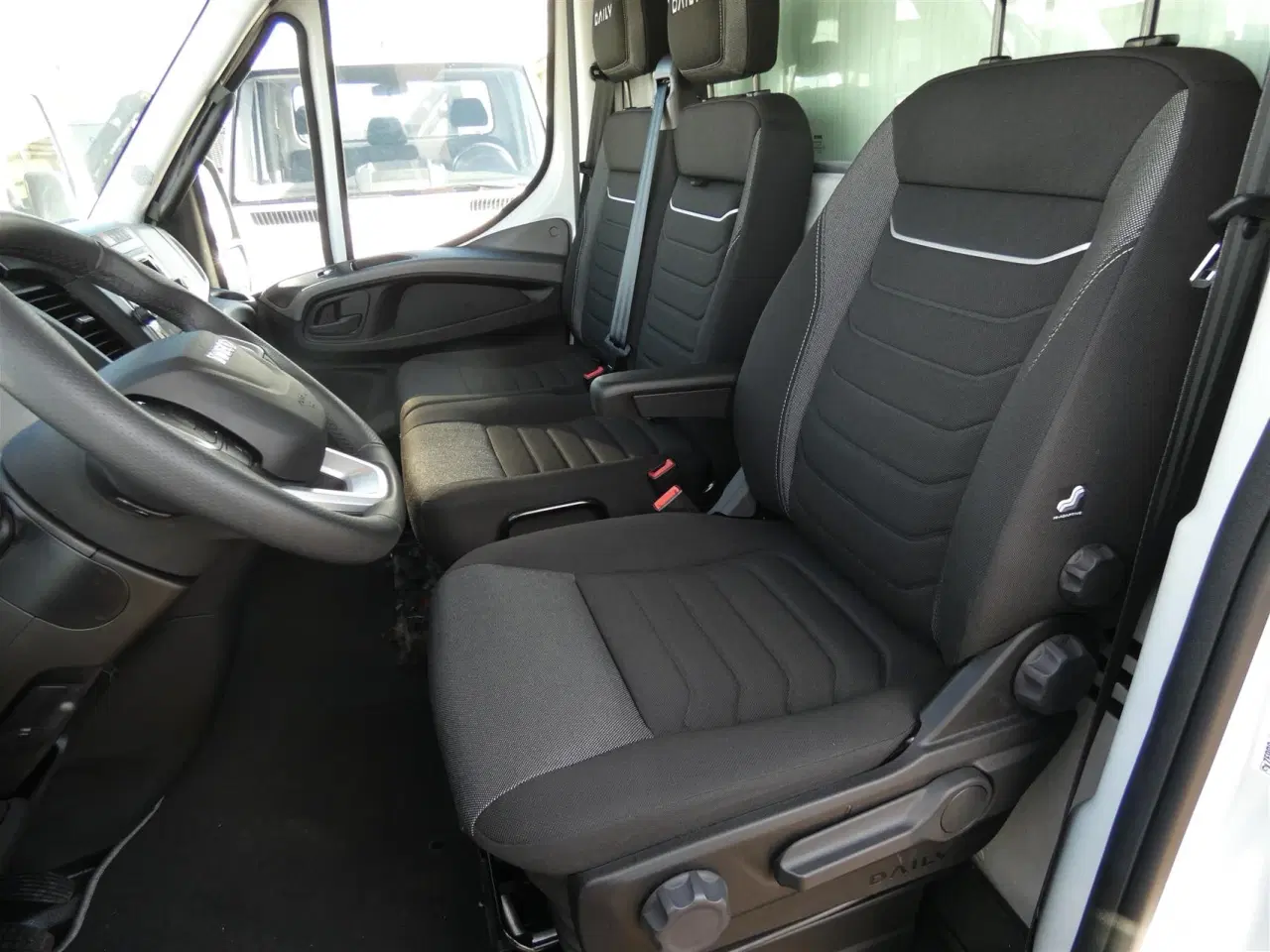 Billede 10 - Iveco Daily 35S18 4100mm 3,0 D m/Alukasse med lift 180HK Ladv./Chas. 8g Aut.