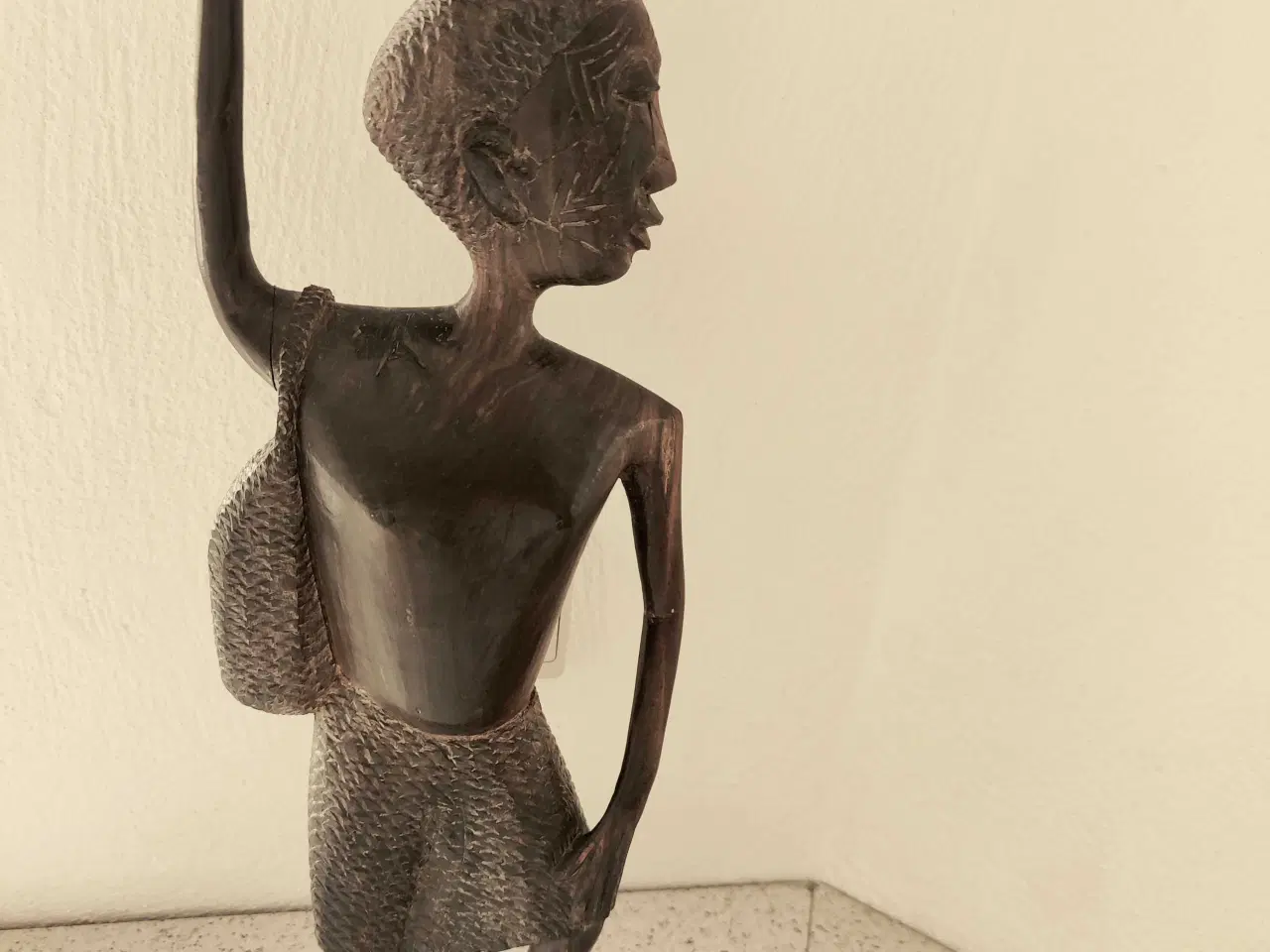 Billede 1 - Flot afrikansk træfigur i mørkt hårdttræ