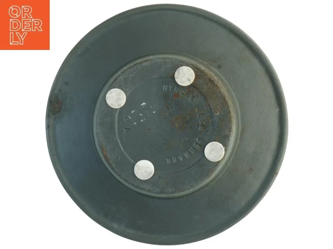 Billede 2 - Metal fad med relief kant fra Nyborg Jern (str. Diameter 26 cm)