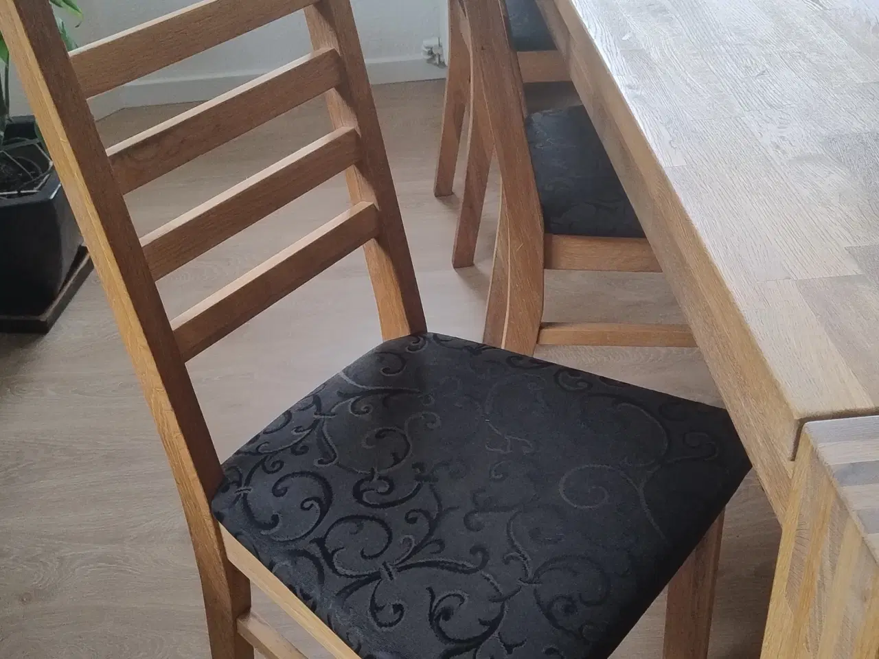 Billede 2 - Massivt egetræs spisebord med 6 stole 