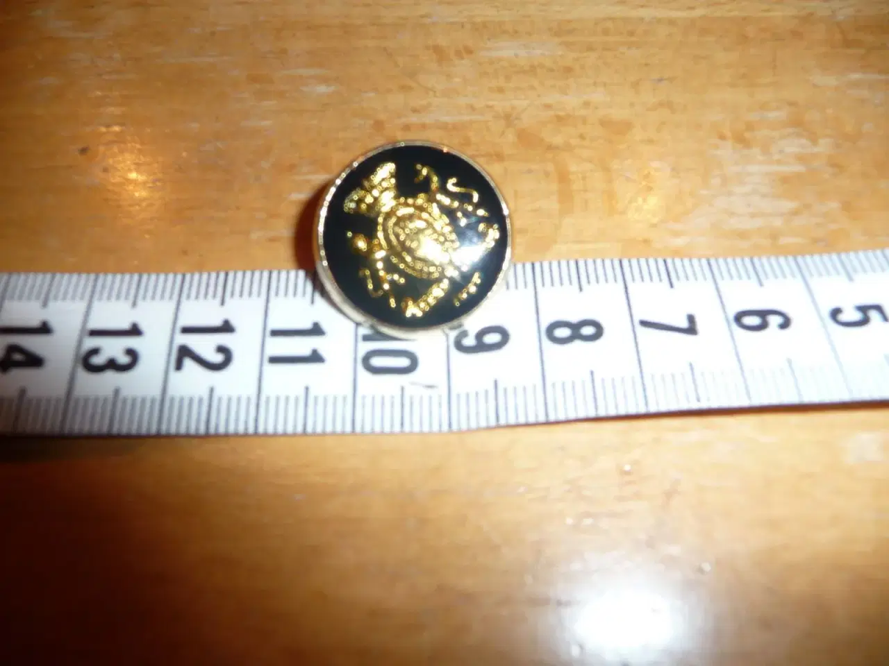 Billede 1 - 1 flot metal knap der er glaseret, gamme