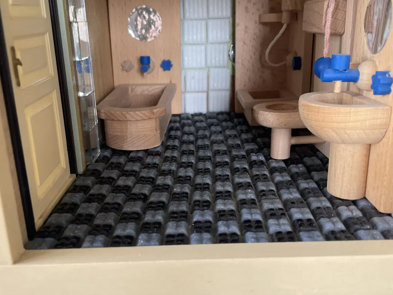 Billede 7 - Lumbydukkehus m. 4 etager ink. møbler 