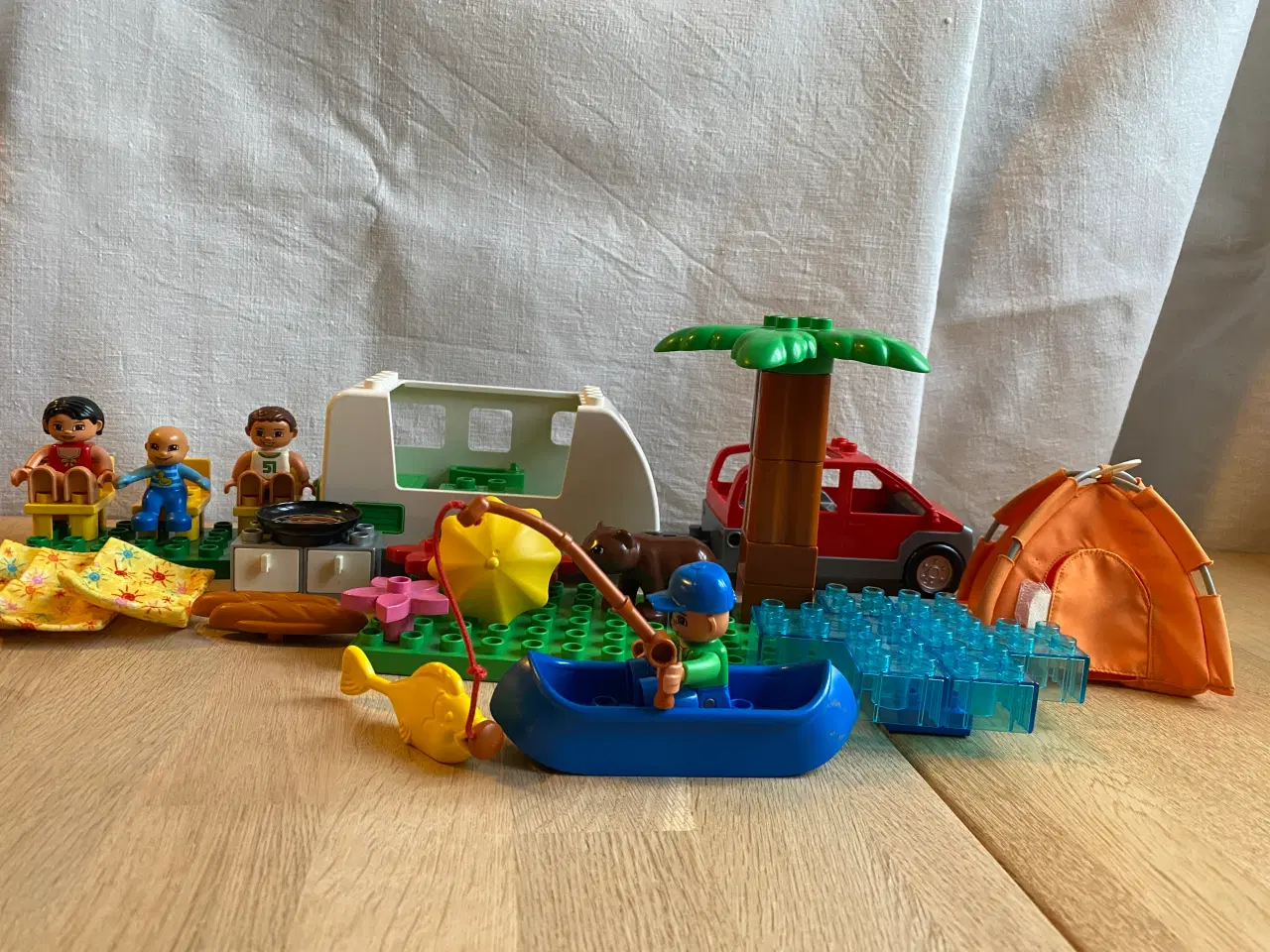 Billede 1 - LEGO Duplo campingvogn, bil, telt, mennesker m.m.