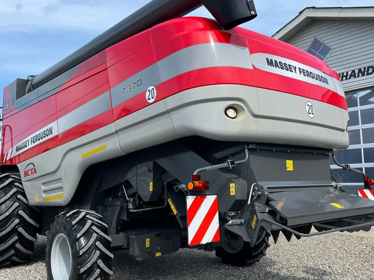 Billede 12 - Massey Ferguson 7370 BETA. Gårdmaskine med kun 1080 motortimer. Med 22fod powerflov skærebord